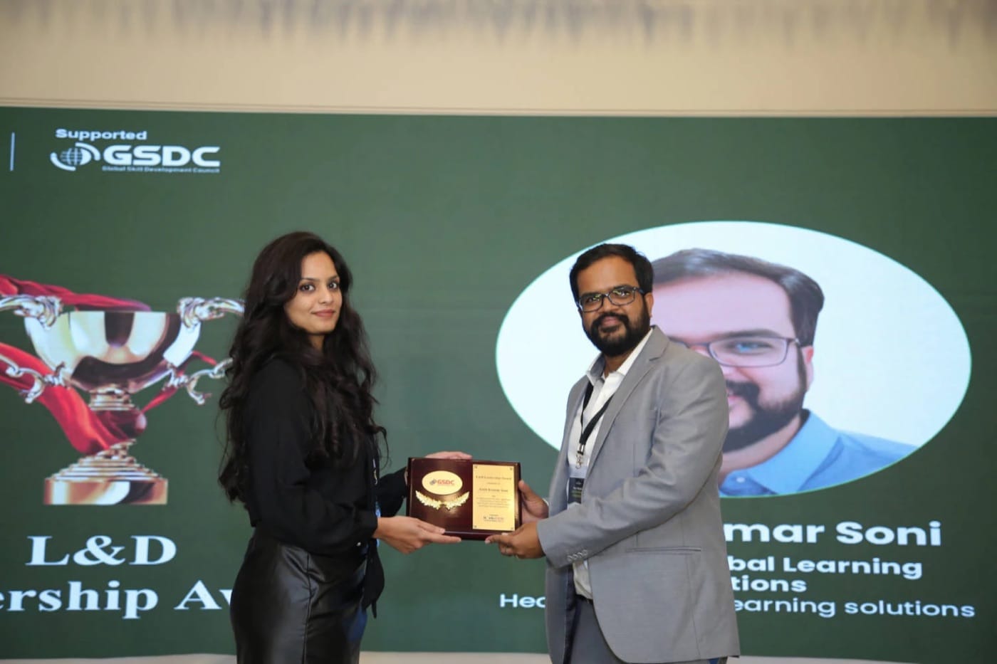 Amit Kumar Soni receiving the GSDC L&D Leadership Award plaque.