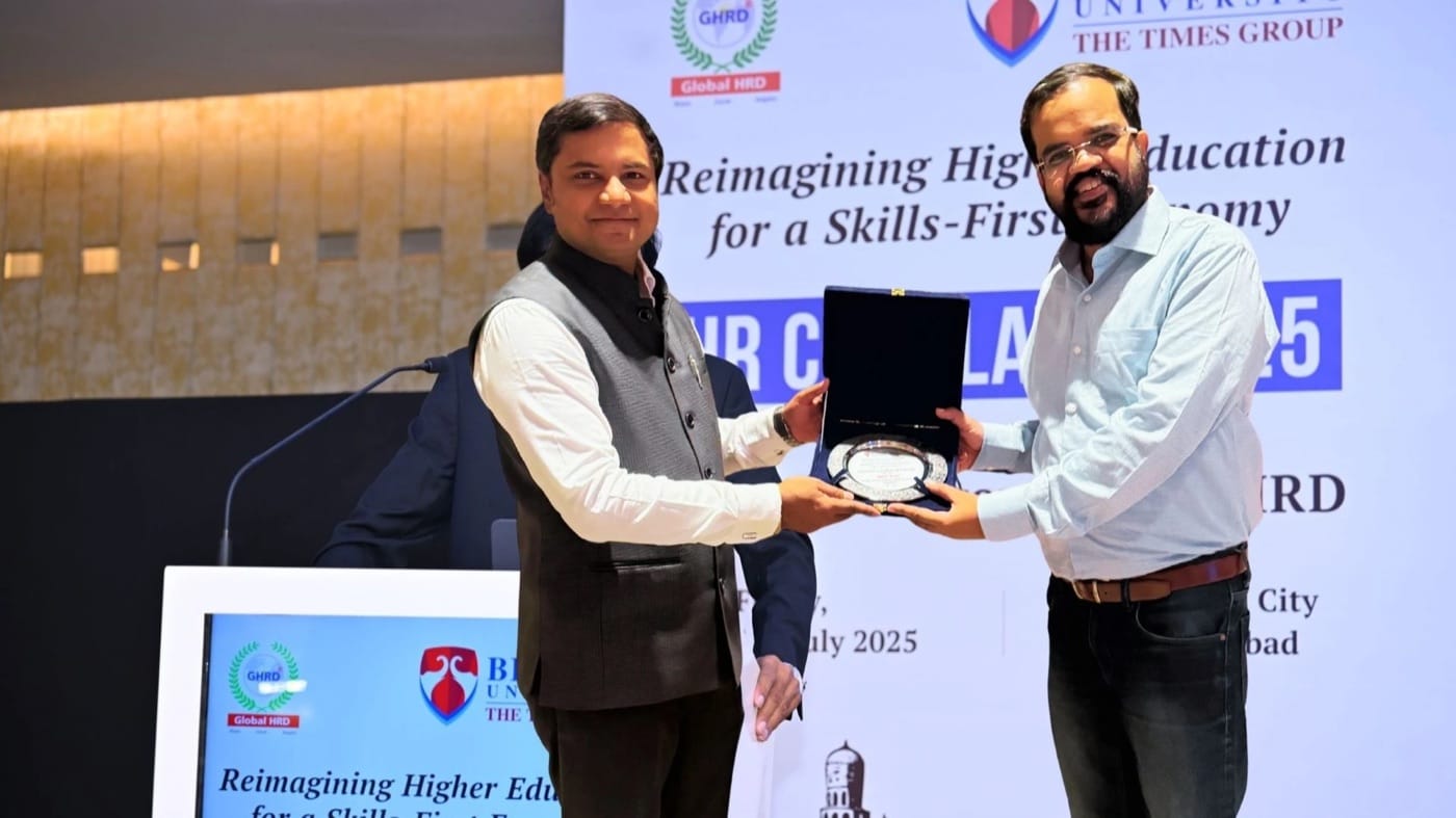 Amit Kumar Soni receiving the GHRDN Catalyst of Change award at the Bennett University HR Conclave.