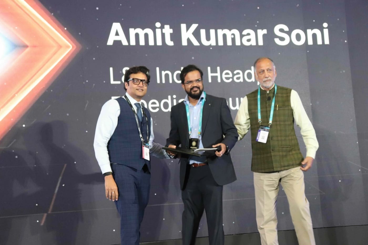 Amit Kumar Soni accepting the Top 5 L&D Heads award from Analytics Vidhya.